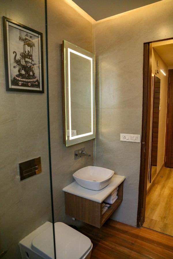 Four Leaf Hotel - Sapphire Blue, Varanasi Exterior foto